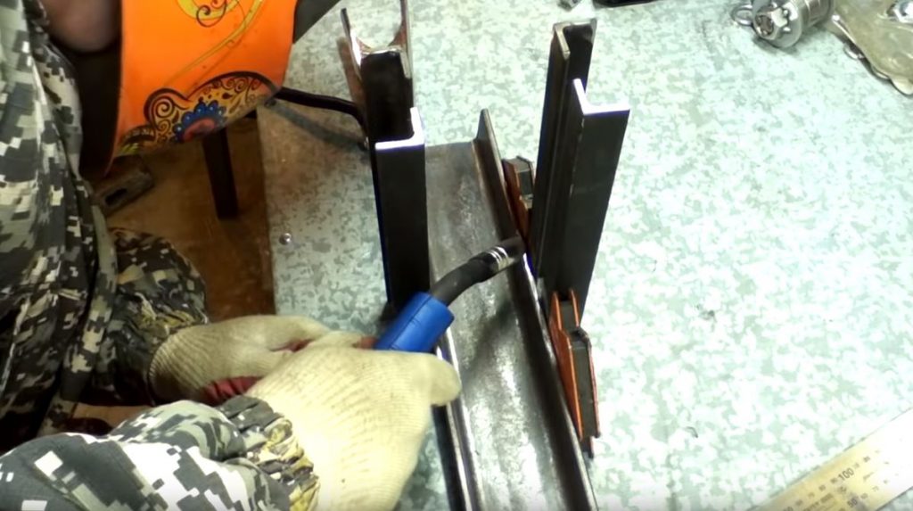 Привариваем уголки к основанию швелера