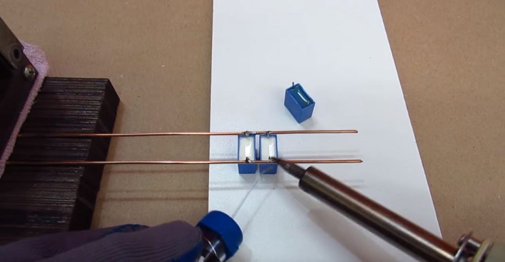 На медные провода собираем батарею из конденсаторов