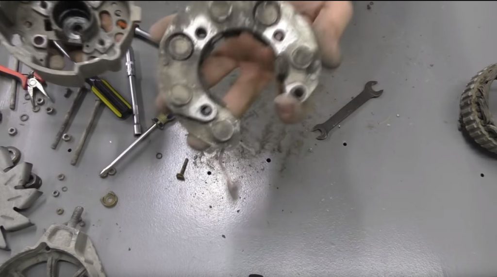 Отсоединяем и удаляем блок выпрямителей