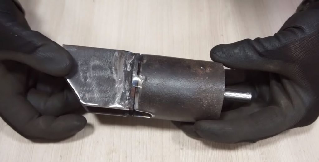 Из листа тонкого металла вырезаем две проушины