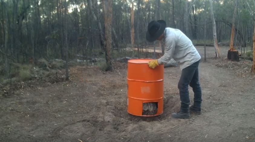 Одеваем бочку на пень.