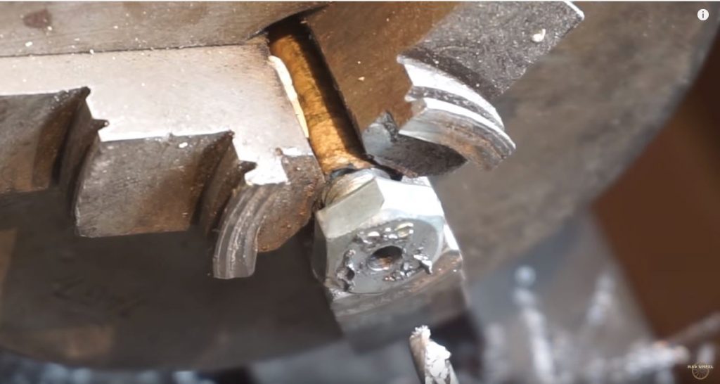 сверлим отверстие по длине будущей форсунки