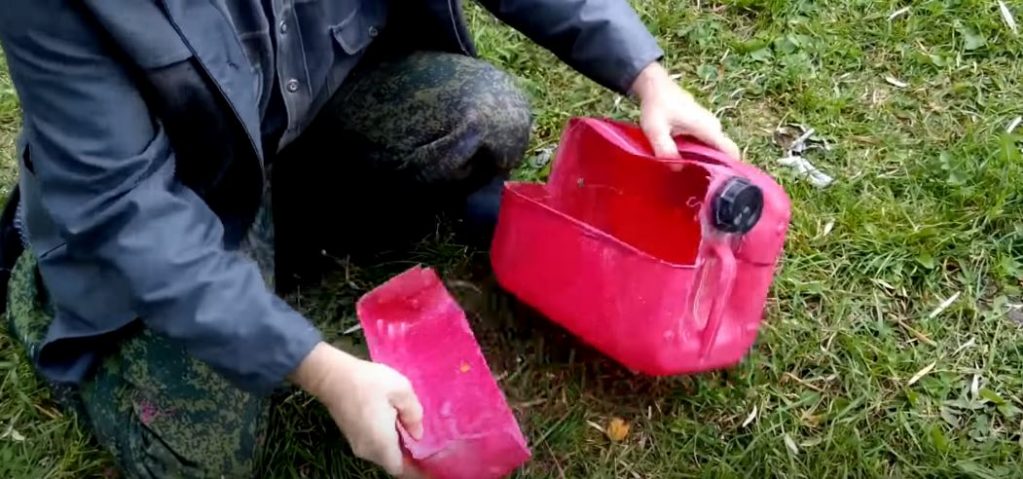 Убираем ненужные части канистры