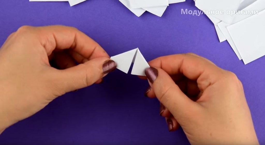 Разворачиваем вертикальный сгиб и загибаем стороны прямоугольника к центральному сгибу