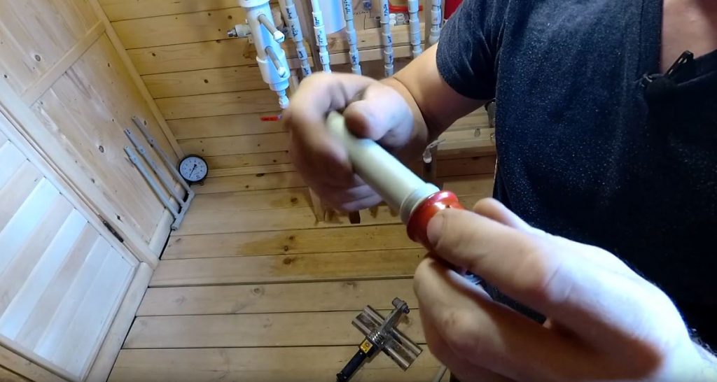 Труба легко выкручивается из муфты