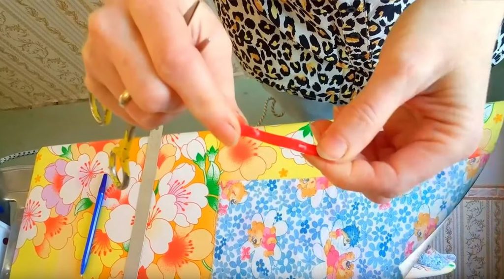 делаем по краям два отверстия