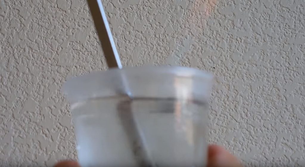 окунаем конец отвертки в стакан с холодной водой