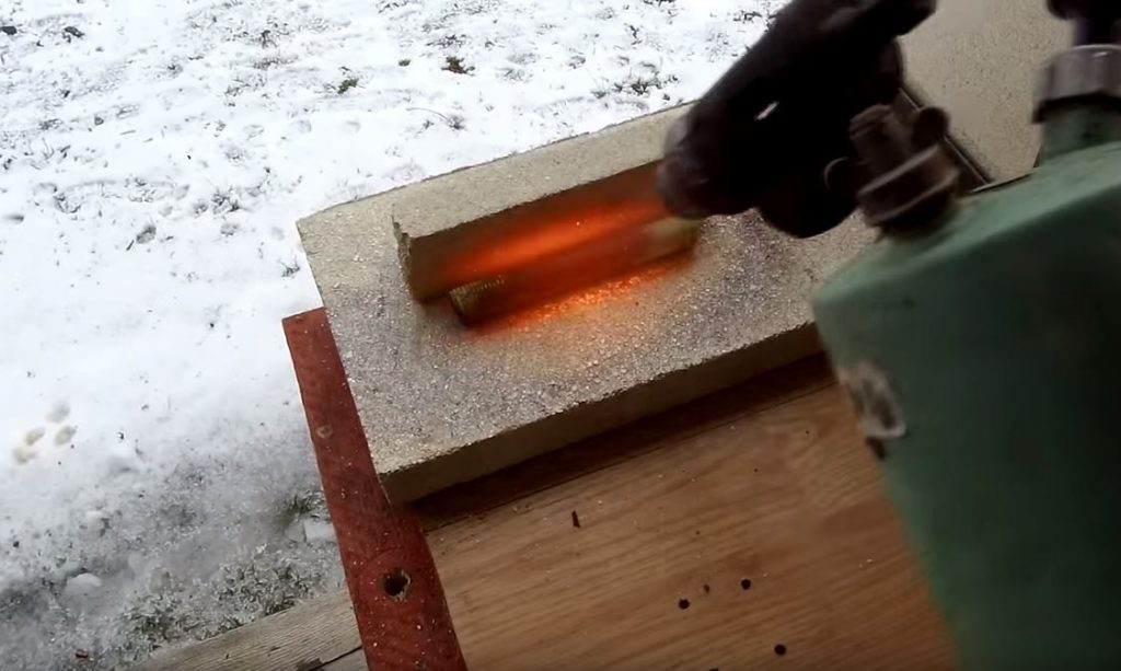 Используя паяльную лампу