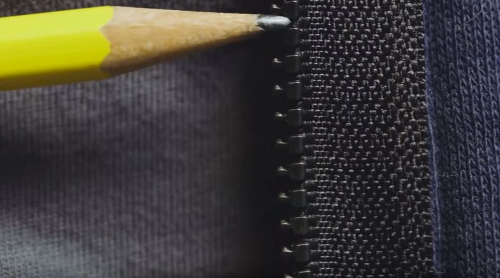 Грифелем смазываем внутреннюю сторону молнии