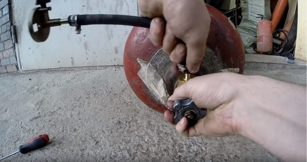 Кладем на бок пропановый баллон