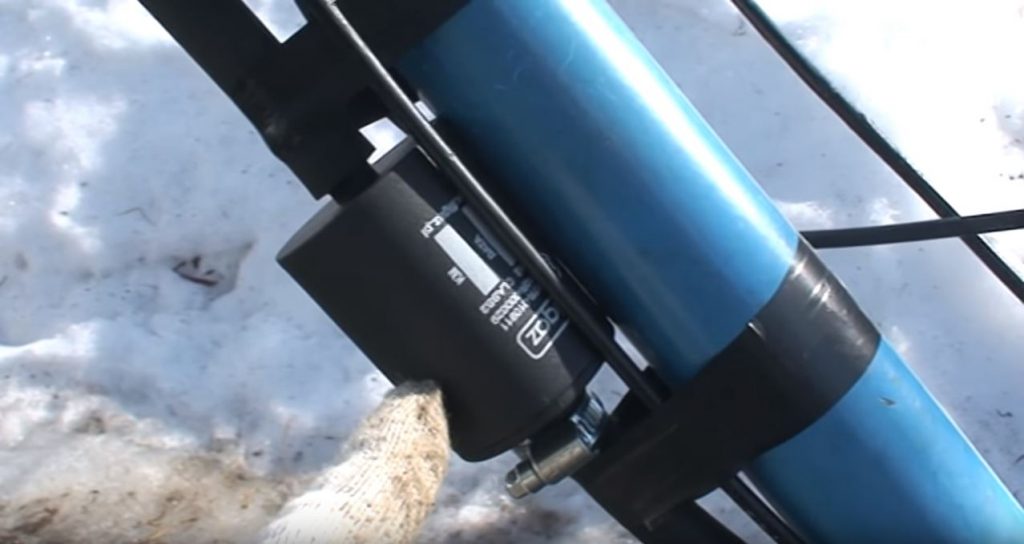 Шланг прокладываем по ручке мотоблока