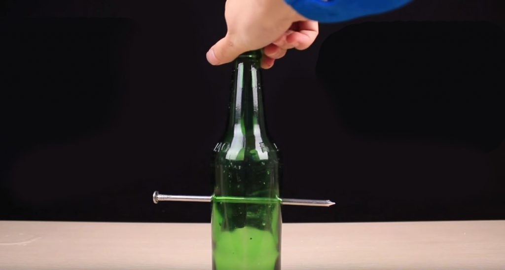 В полученные отверстия вставляем гвоздь