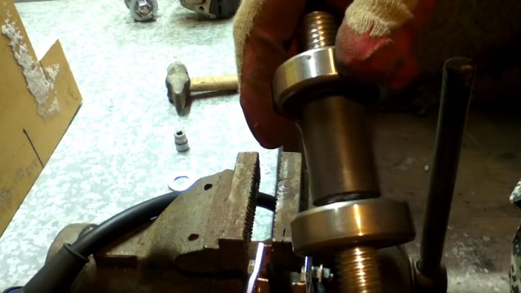 По краям одеваем два подшипника