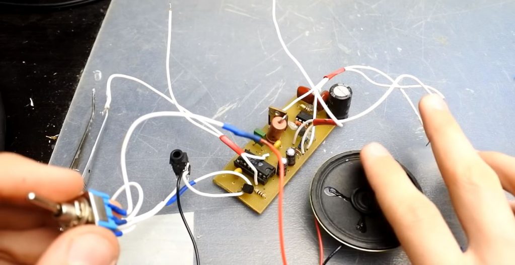 К соответствующей паре проводов подключаем разъем для наушников и динамик