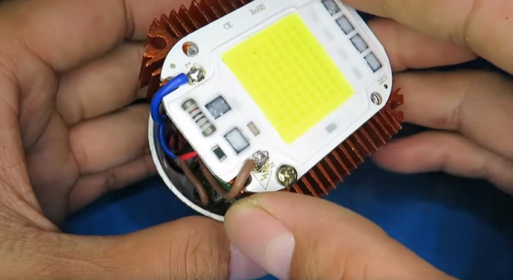 Сверху на корпус помещаем матрицу и приклеиваем ее суперклеем