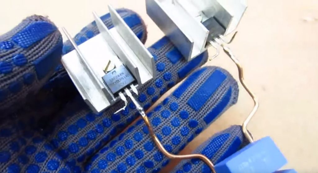 спаиваем ножки транзисторов