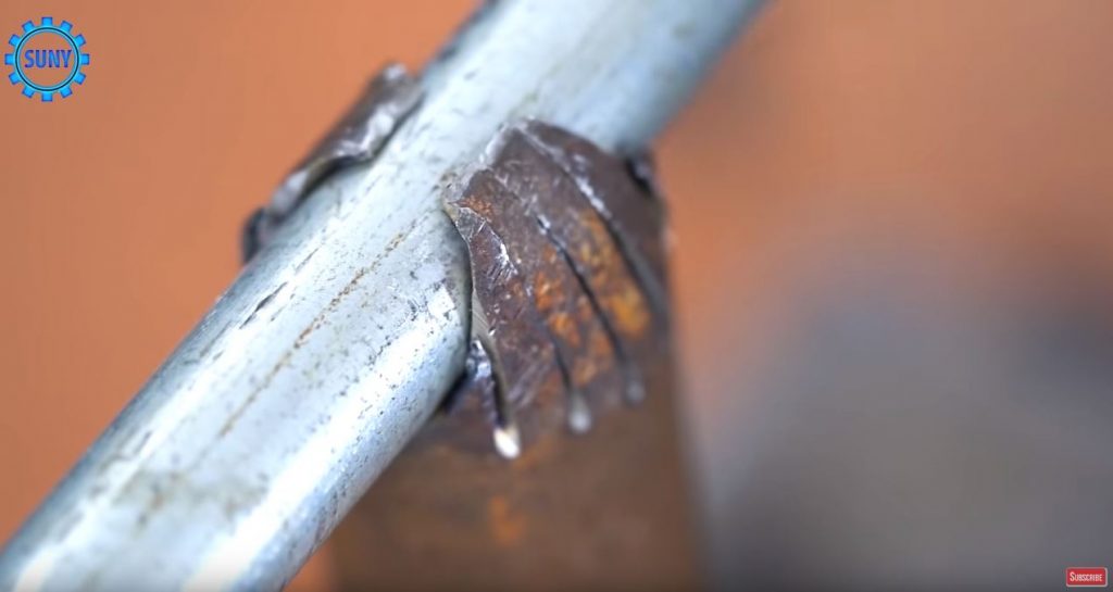 Меньшую по диаметру трубу вставляем в большую