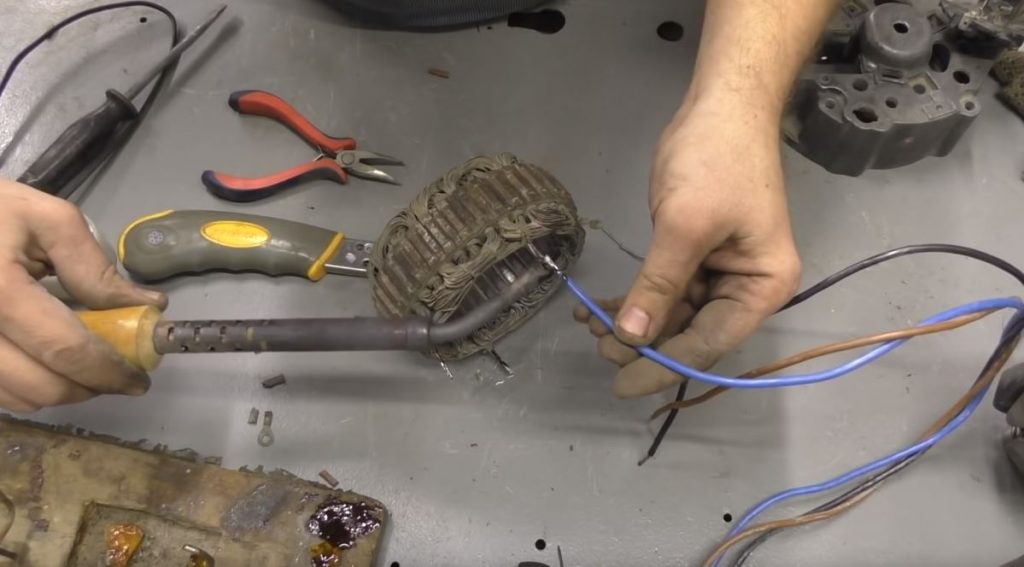 Залуживаем их и припаиваем к ним провода