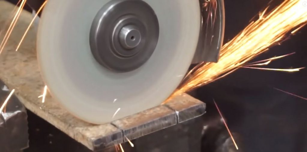 На торце заготовки по центу вырезаем прямоугольник