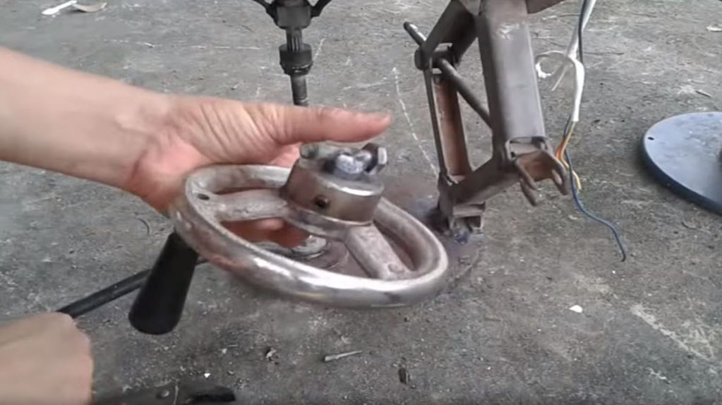 привариваем маховик к регулировочному винту домкрата