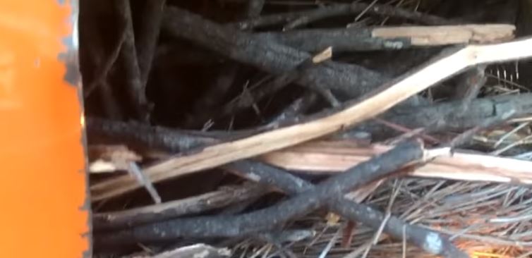 Закладываем в прямоугольное отверстие дрова