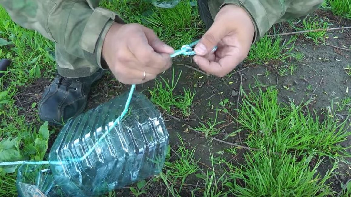 На краю вдетой веревки делаем узел