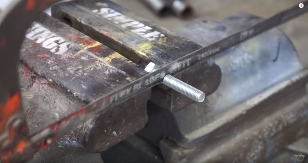 Ненужные части болтов отрезаем