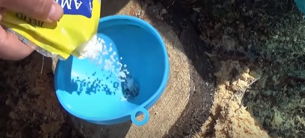 Вставляем в отверстие воронку и засыпаем через нее селитру в просверленные отверстия