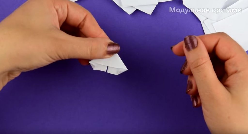 Переворачиваем заготовку на другую сторону и внешние уголки загибаем внутрь