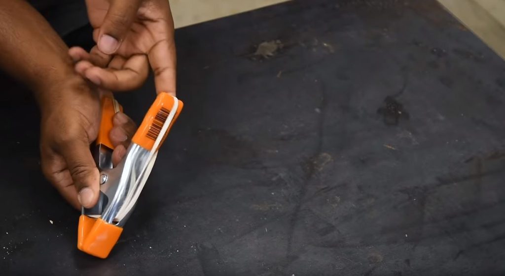 Натягиваем концы на ручки зажимов