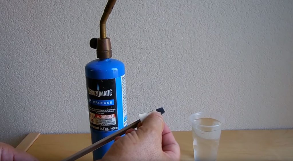 удалить нагар с помощью наждачной бумаги