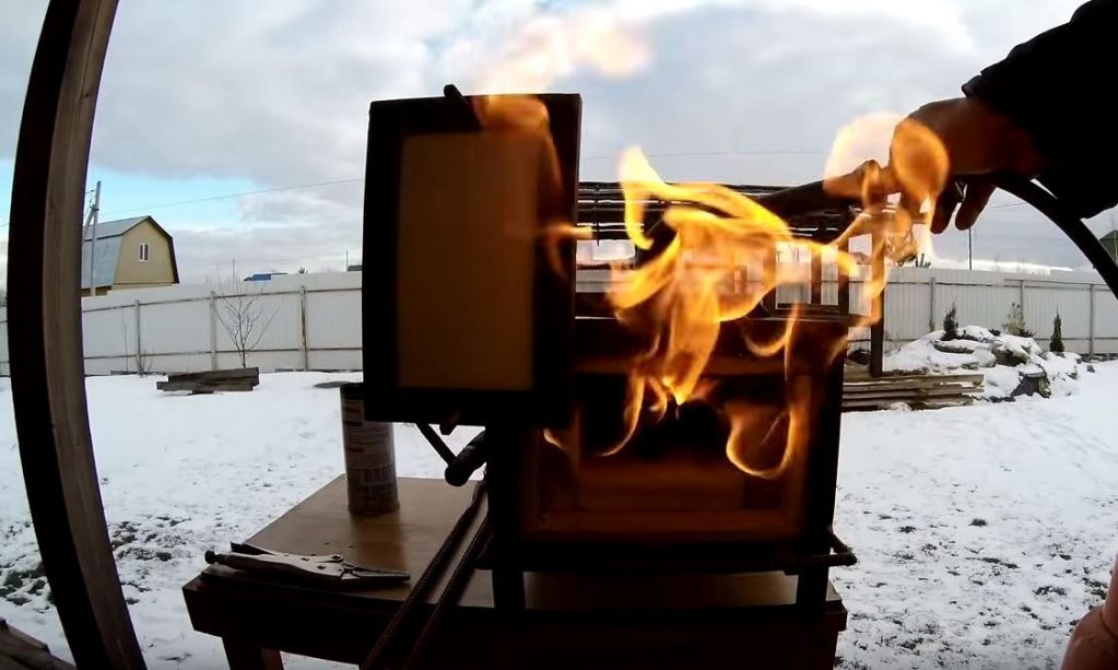 Используя газовую горелку и горн