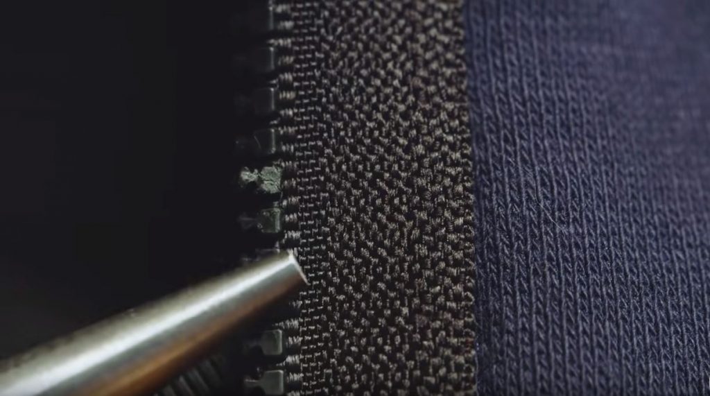 выровнять его можно с помощью пинцета