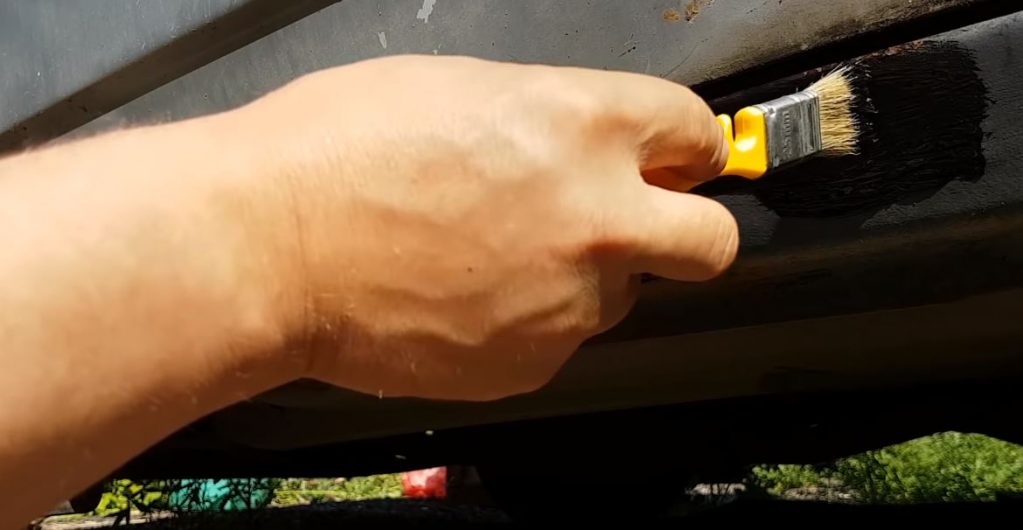 черный пластик очень хорошо ложится на любую поверхность