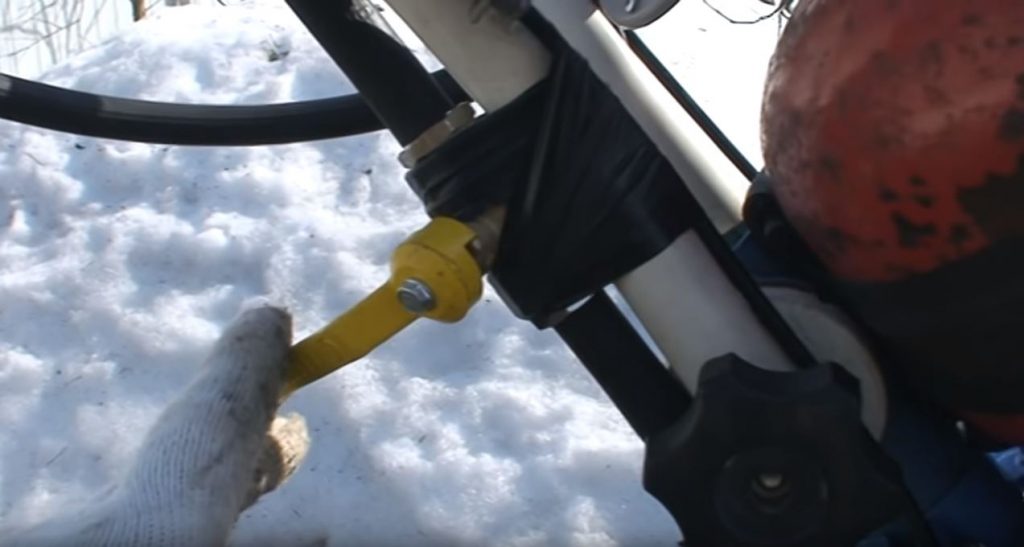 Дальше шланг поднимается выше к рулю