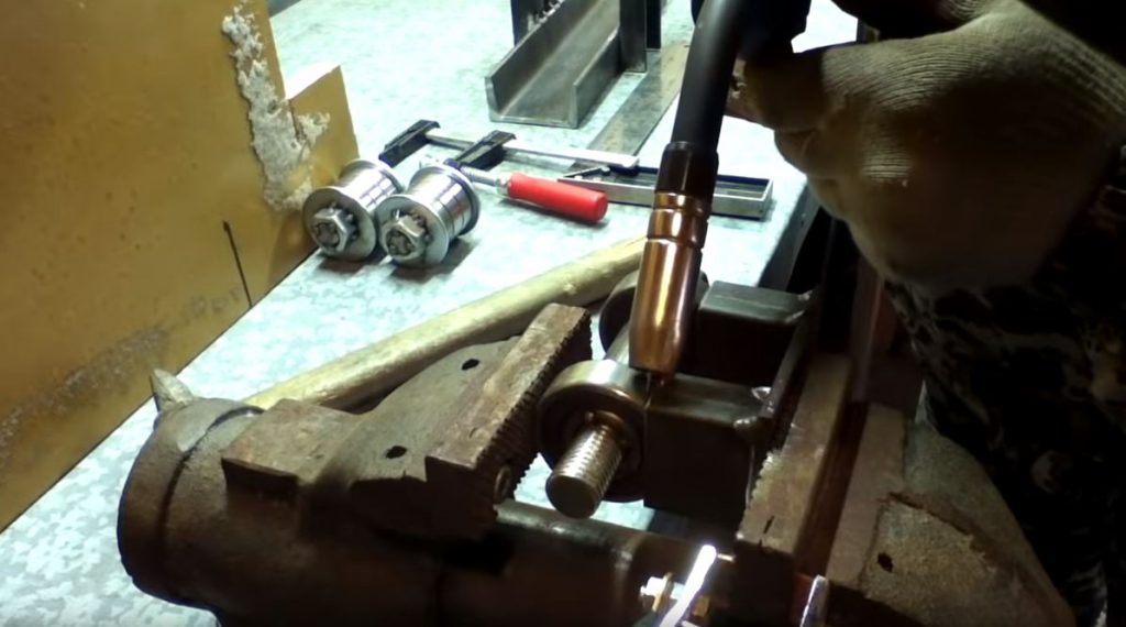 Свариваем вырезанные детали