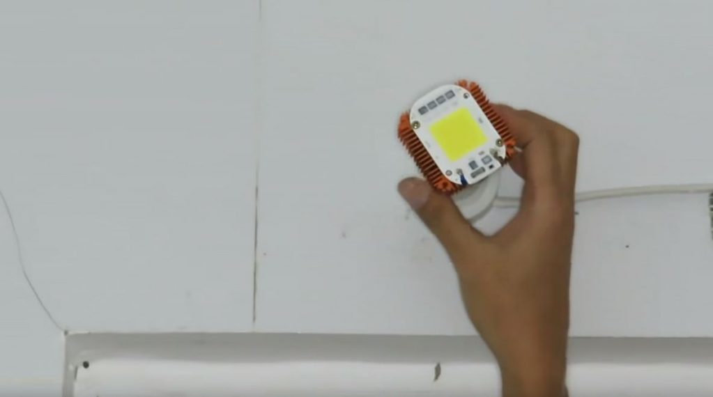 Вкручиваем лампу в цоколь и проверяем ее работоспособность.