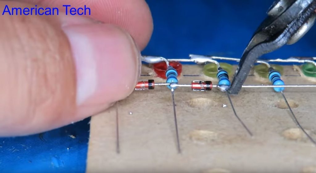 подпаиваем поочередно стабилитроны