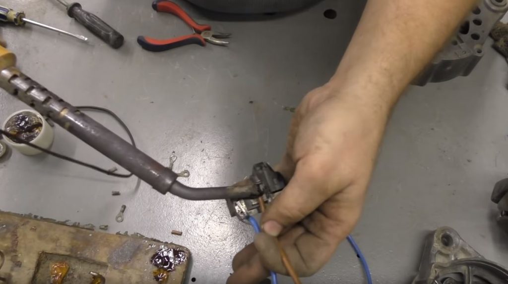 припаиваем к ним провода