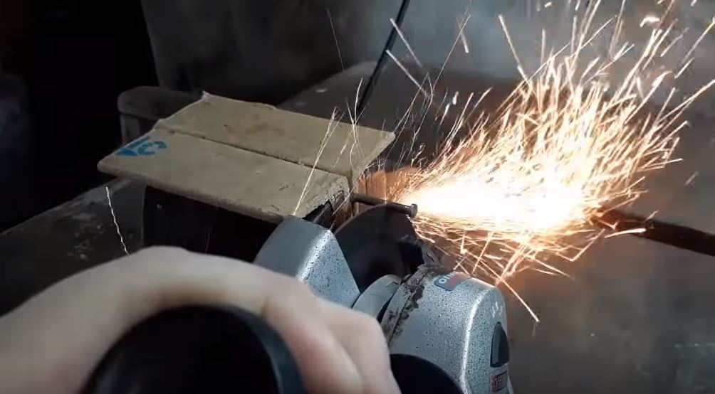 Обрезаем их болгаркой