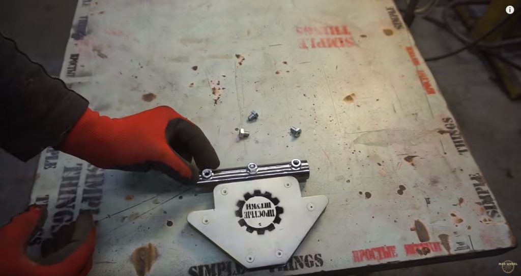 накладываем фланцем вниз три гайки