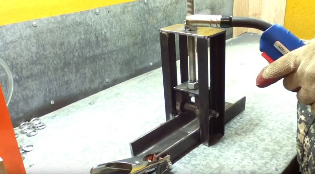 подъемно-прижимной механизм