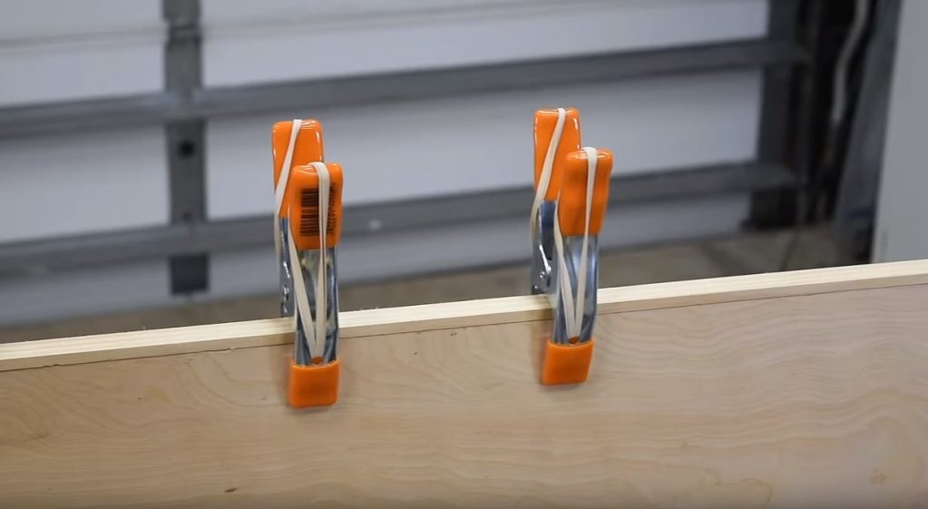 Например, при окантовке торца заготовки