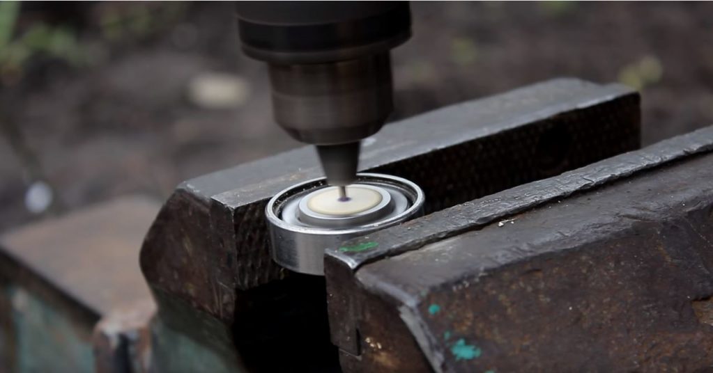 Сверлим отверстие в отмеченном центре колышка