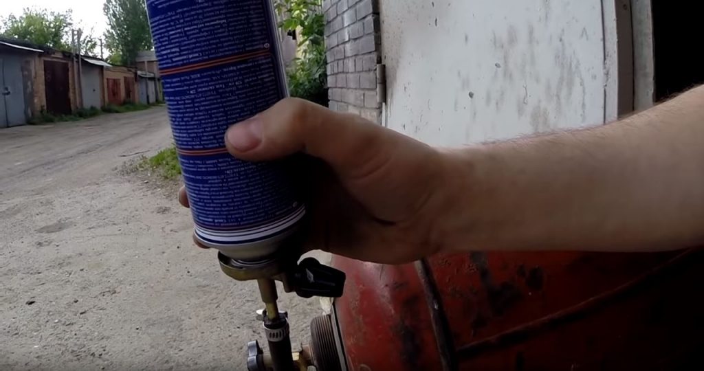 Присоединяем баллончик к шлангу