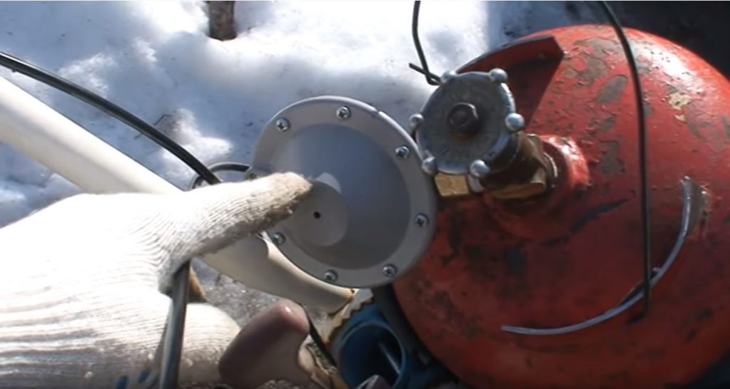 шланг прикрепляем к редуктору