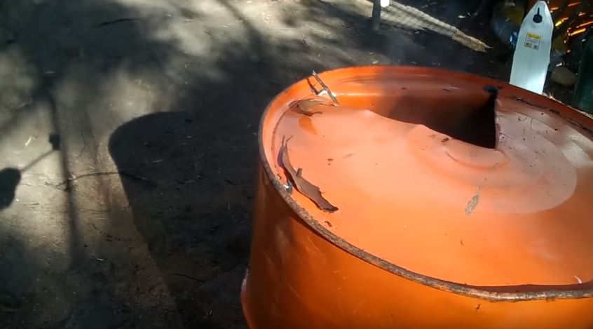 Из вытяжного отверстия пошел дым