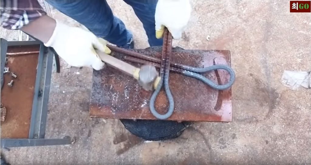 С помощью молотка приподнимаем головки петель