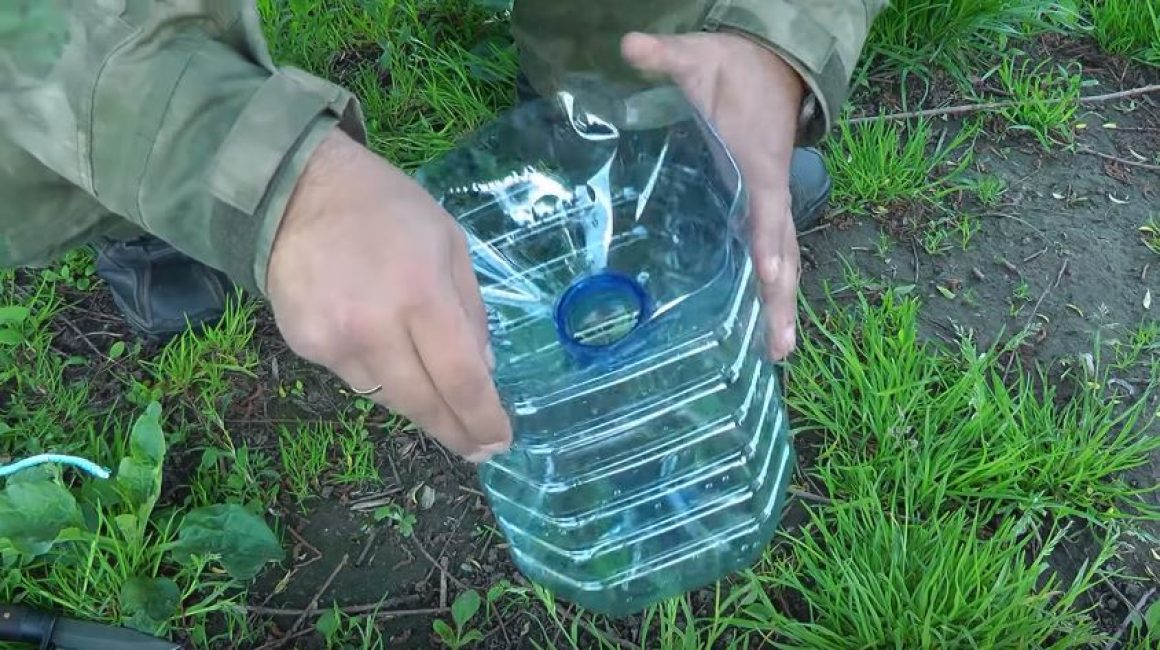 Вставляем срезанную верхнюю часть бутылки в нижнюю