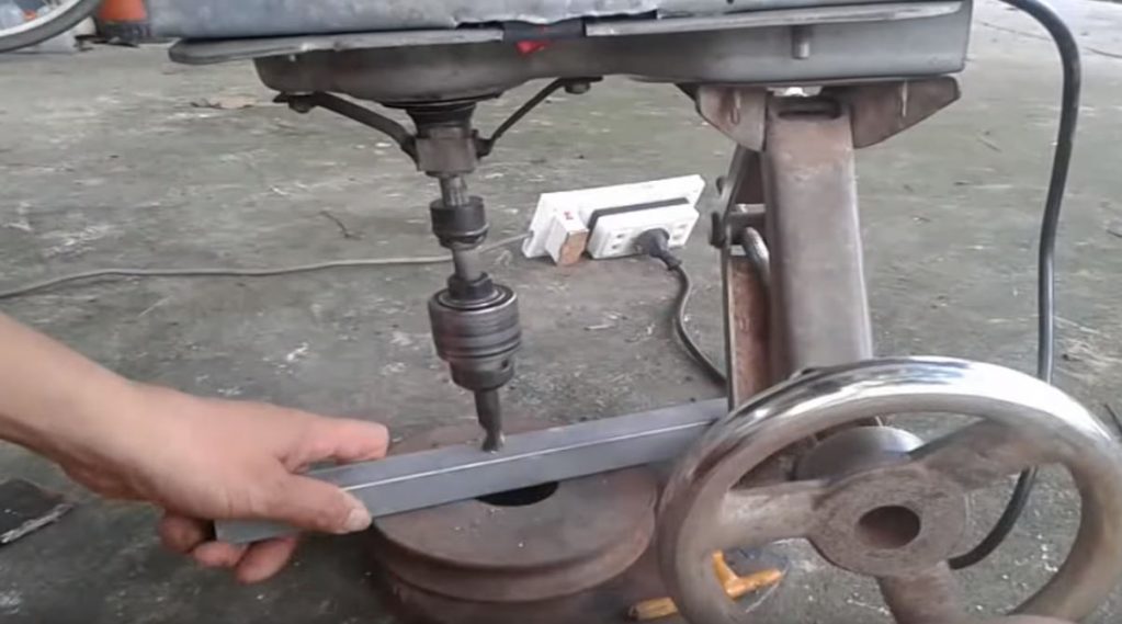 Наш сверлильный станок из домкрата готов к работе